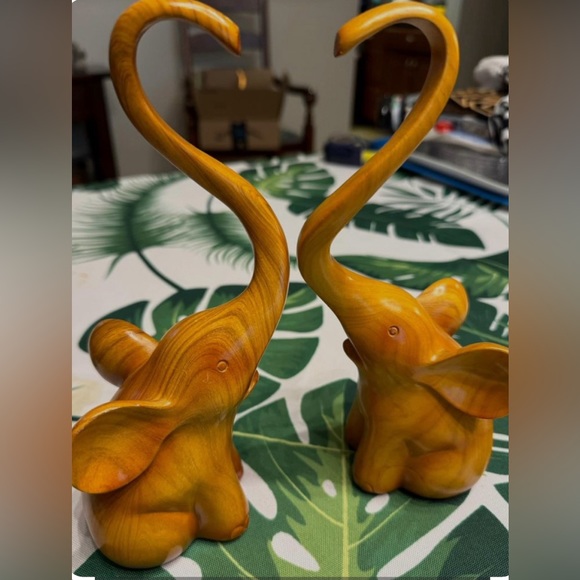 Two Éléphants Figurine / Éléphants scrupture - Picture 1 of 1